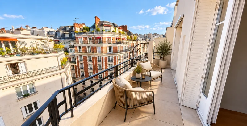 Vue basse reconstituée de la terrasse avec du mobilier extérieur moderne