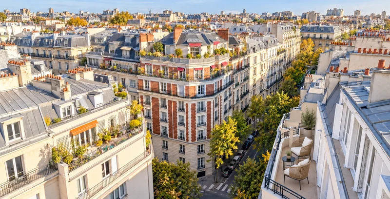 Vue aérienne large reconstituée de la terrasse avec du mobilier extérieur moderne