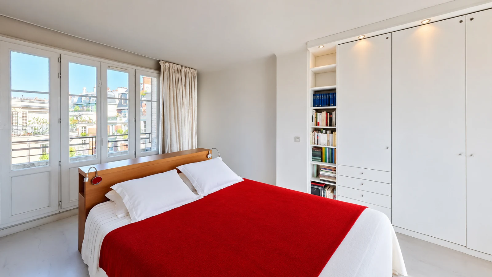 Chambre avec ses fenêtres et rangements, photo retouchée